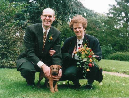 Hochzeitsfoto Anne D. Schans und Jan Schans mit Swedie, obwohl der professionele Fotograf nicht sehr begeistert war ein kleines Puppie fotografieren zu mssen